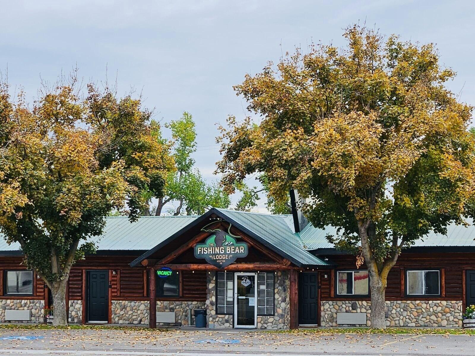 Varios The Fishing Bear Lodge