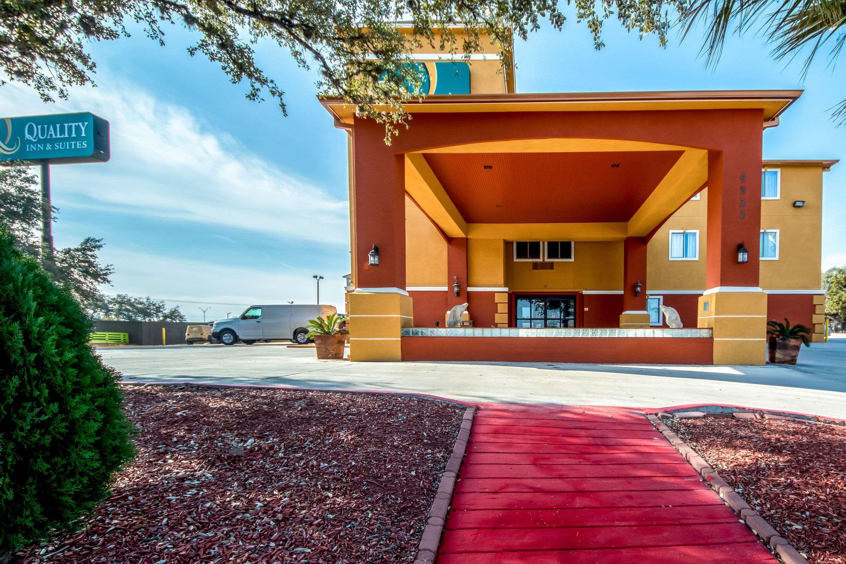 Vista Exterior Quality Inn & Suites SeaWorld North