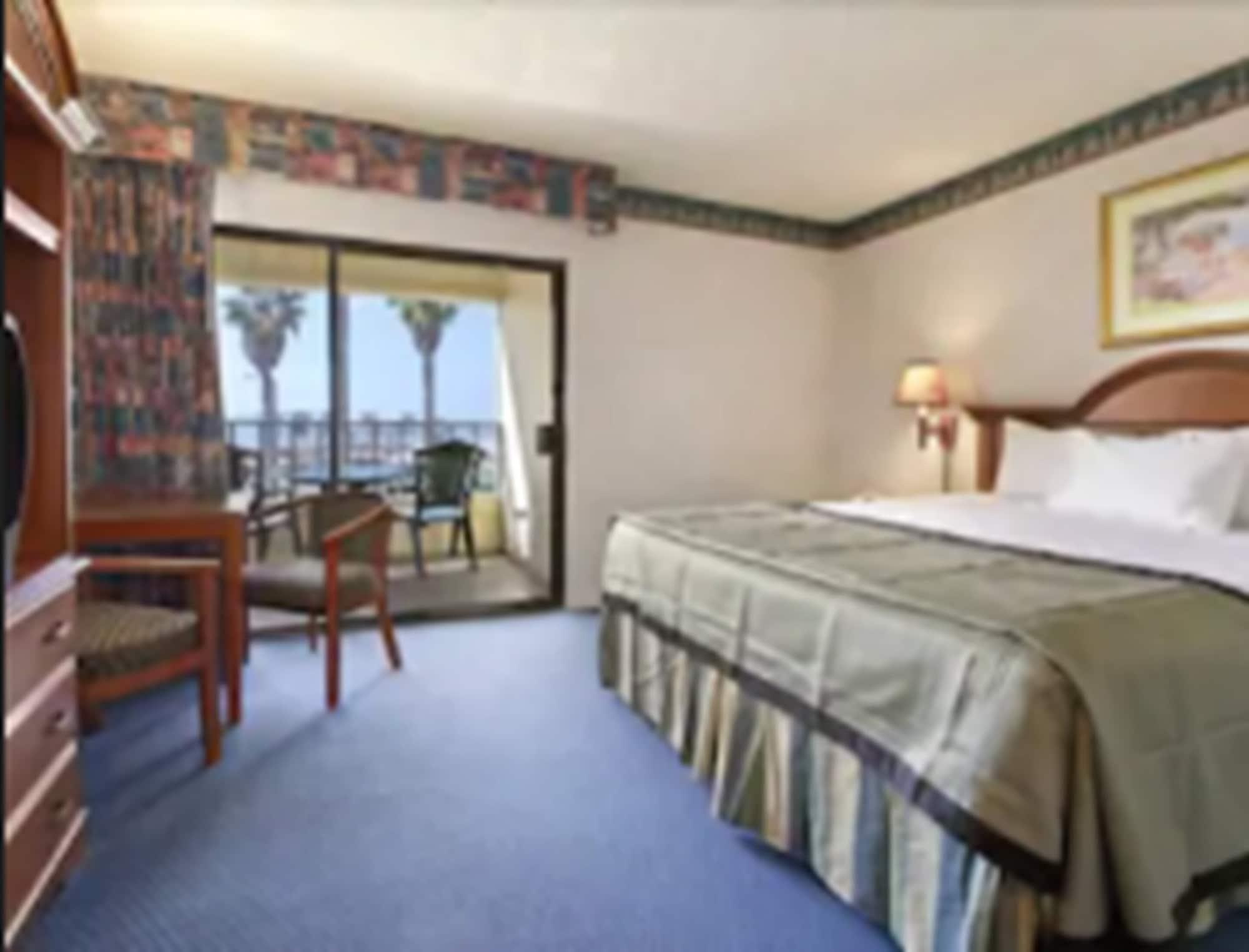 Playa Travelodge by Wyndham Ocean Front