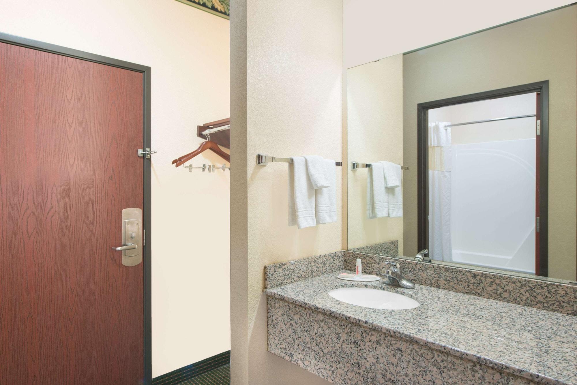 Equipamiento de Habitación Days Inn by Wyndham Sullivan