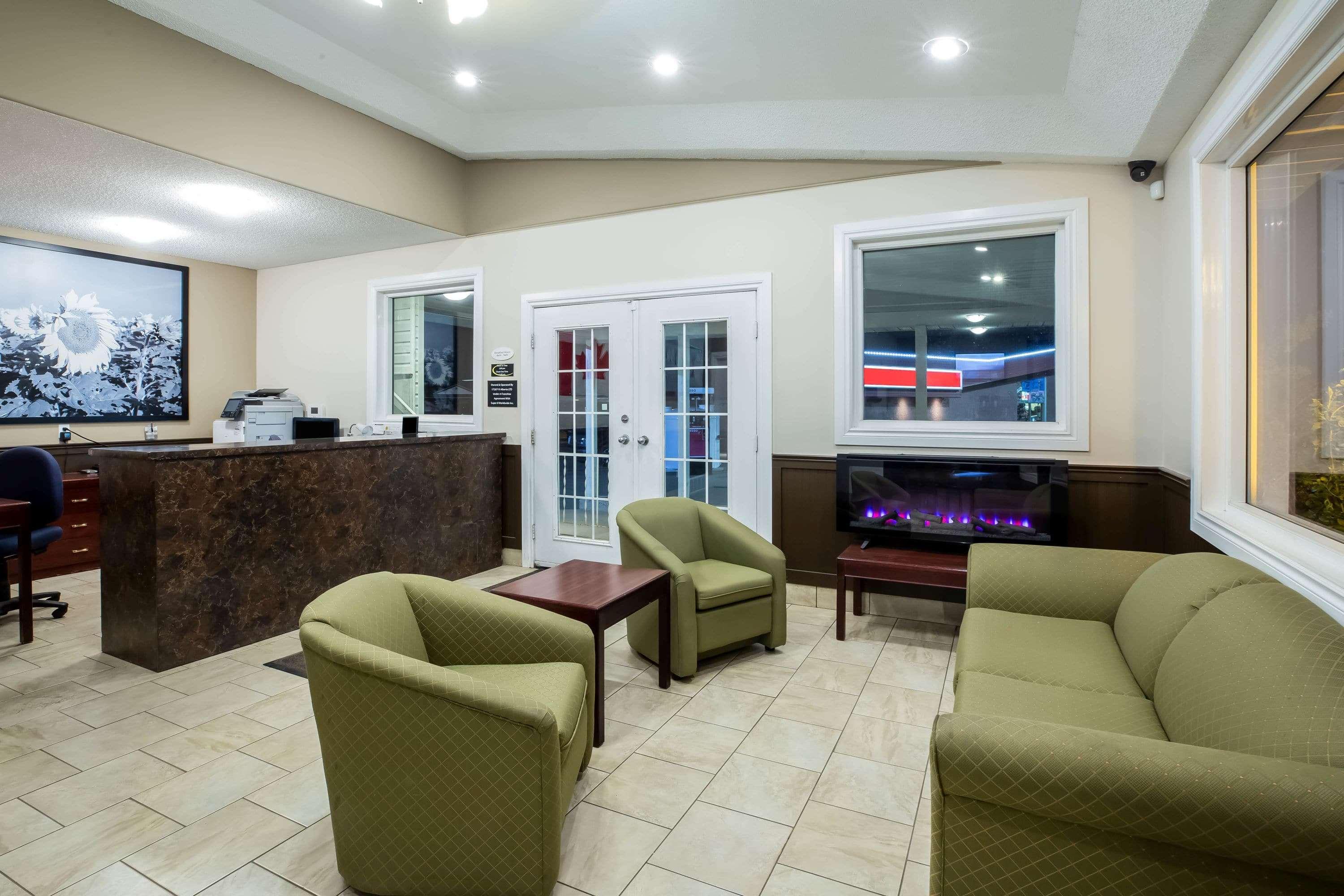 Vista Lobby Super 8 by Wyndham Smoky Lake