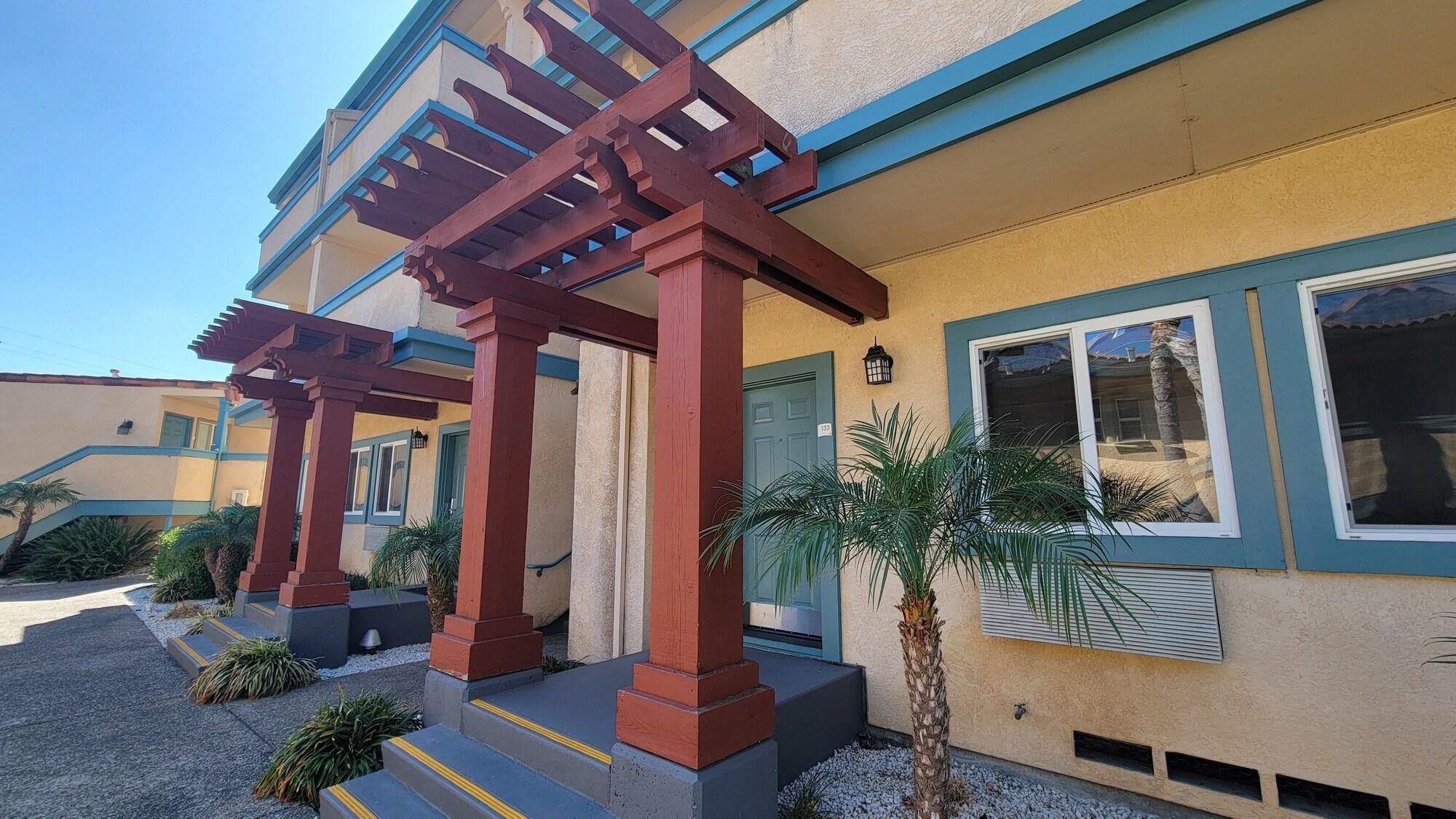 Vista Exterior Marinwood Inn & Suites