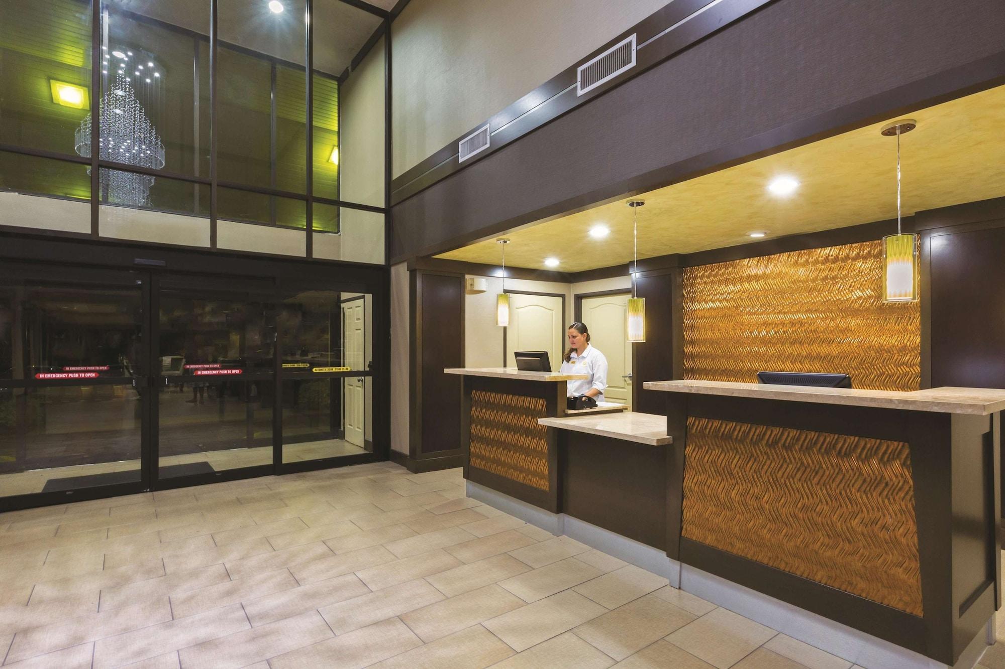 Vista Lobby La Quinta Inn by Wyndham Austin North