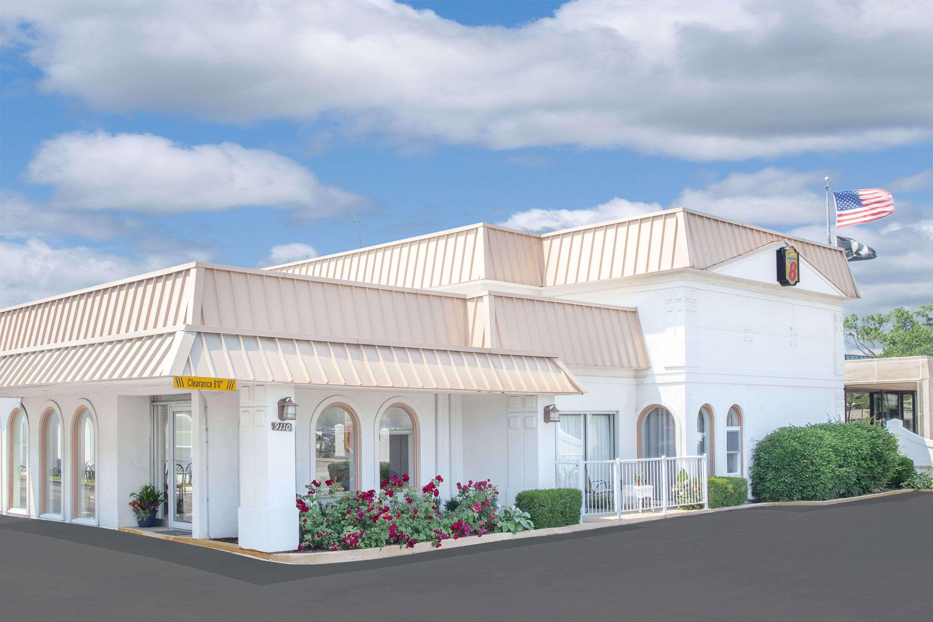 Vista Exterior Super 8 by Wyndham Morton Grove/Chicago