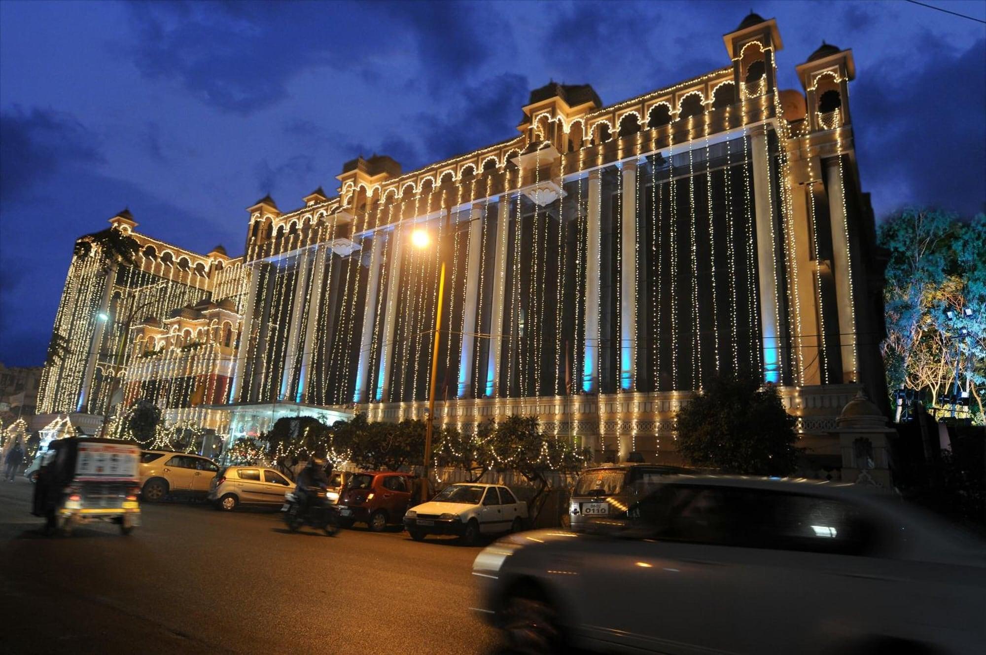 Vista Exterior Empires Hotel Bhubaneswar