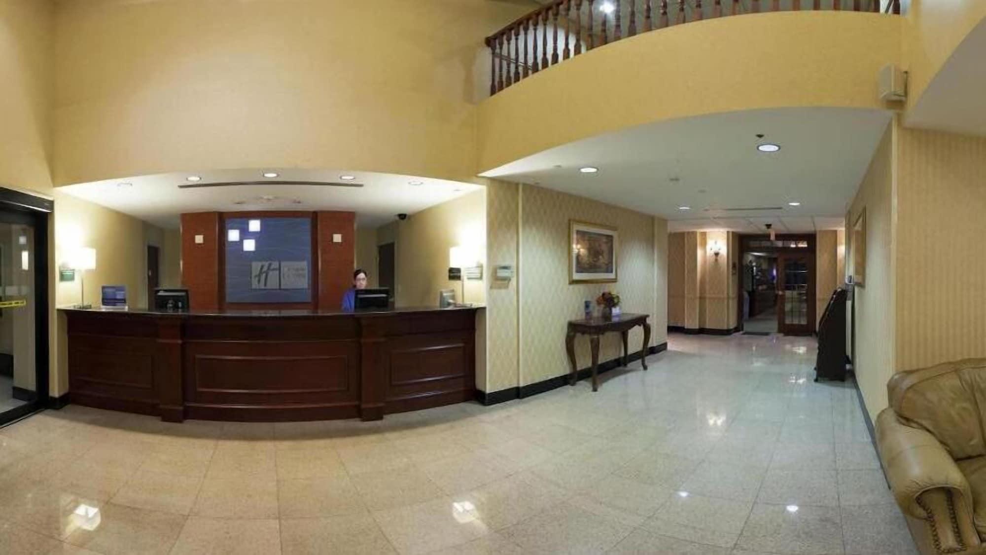 Vista Lobby Holiday Inn Express North East by IHG