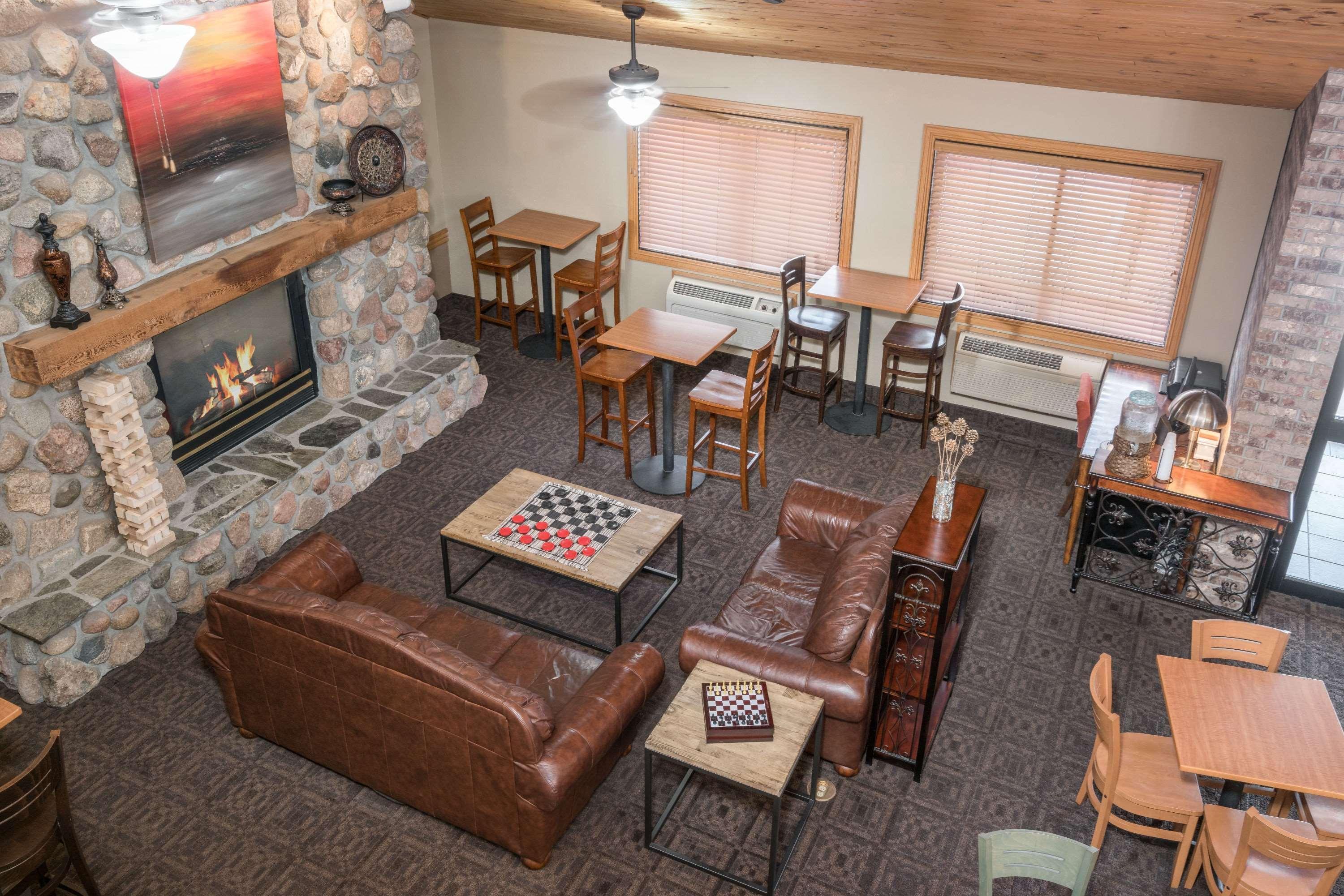Vista Lobby AmericInn by Wyndham Bismarck