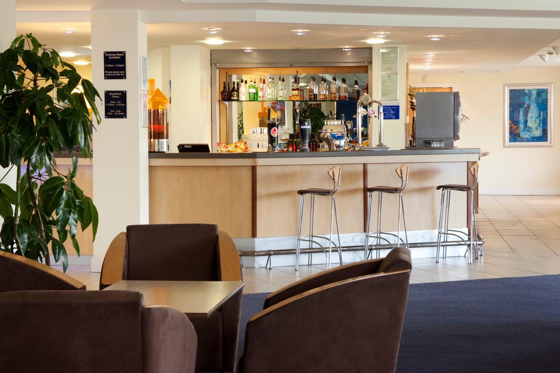 Bar/Salón Holiday Inn Express Cardiff Airport by IHG