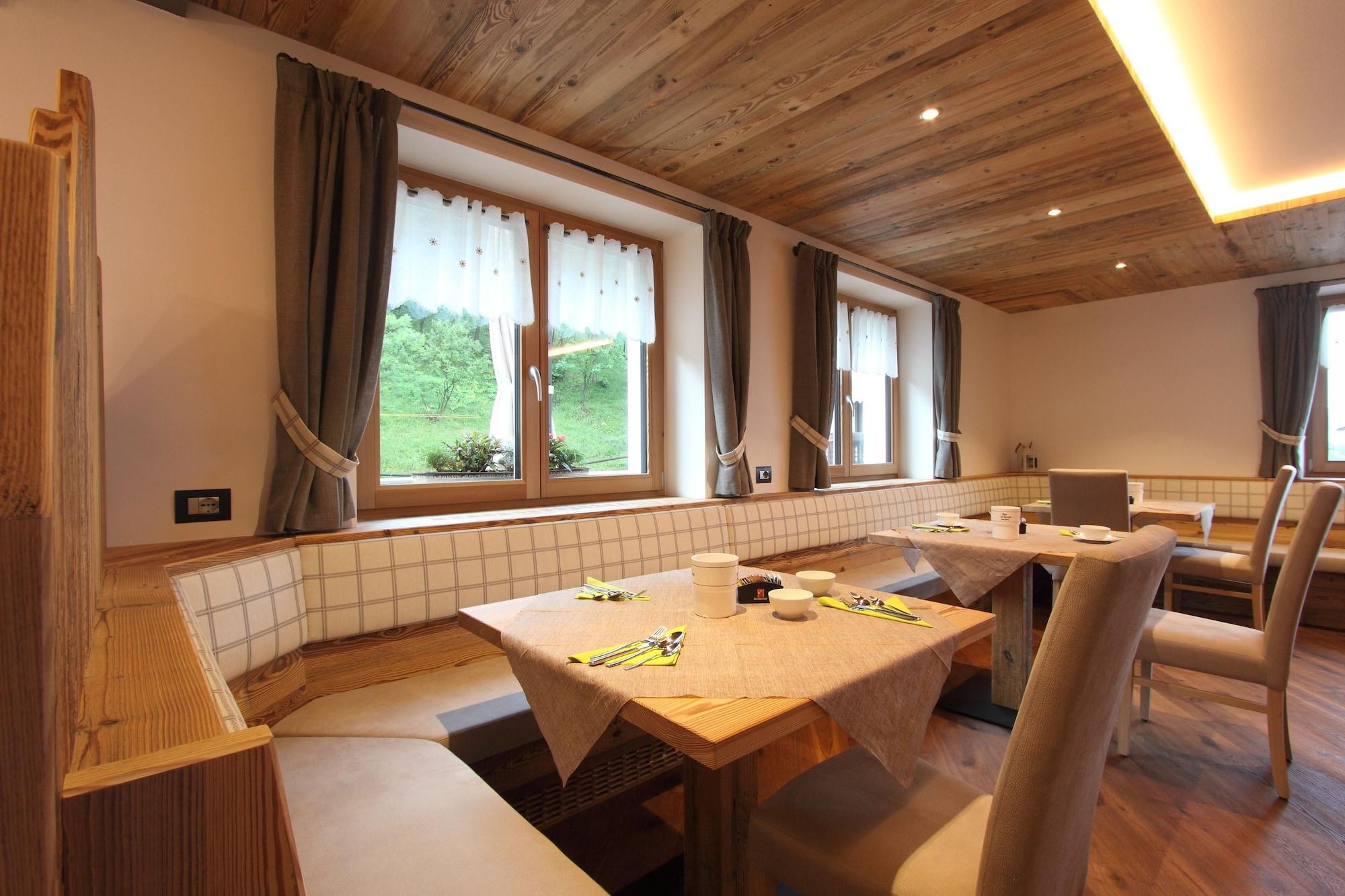 Bar/Salón Dolomites B&B Suites and Apartments
