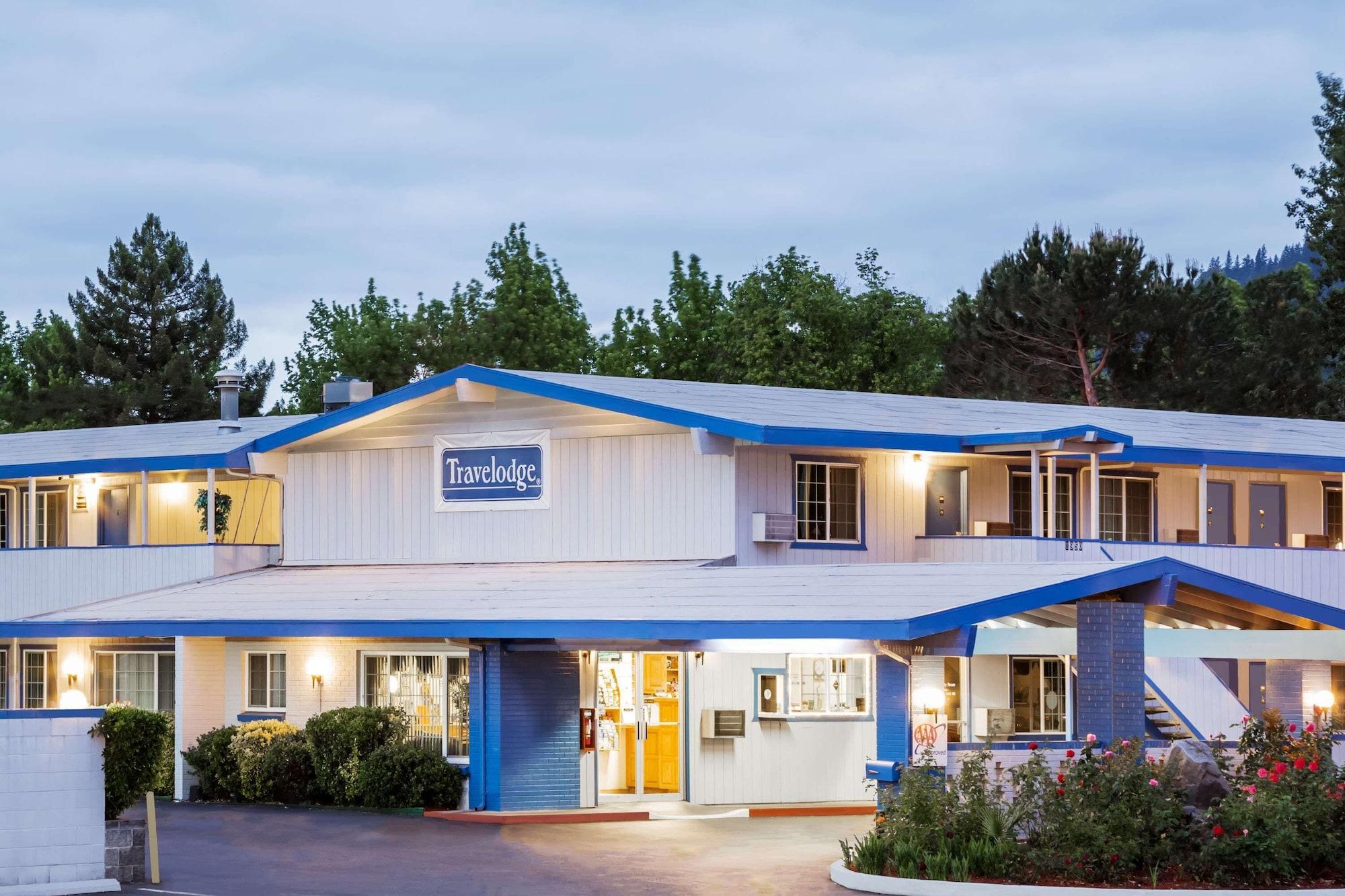 Vista Exterior Travelodge by Wyndham Grants Pass