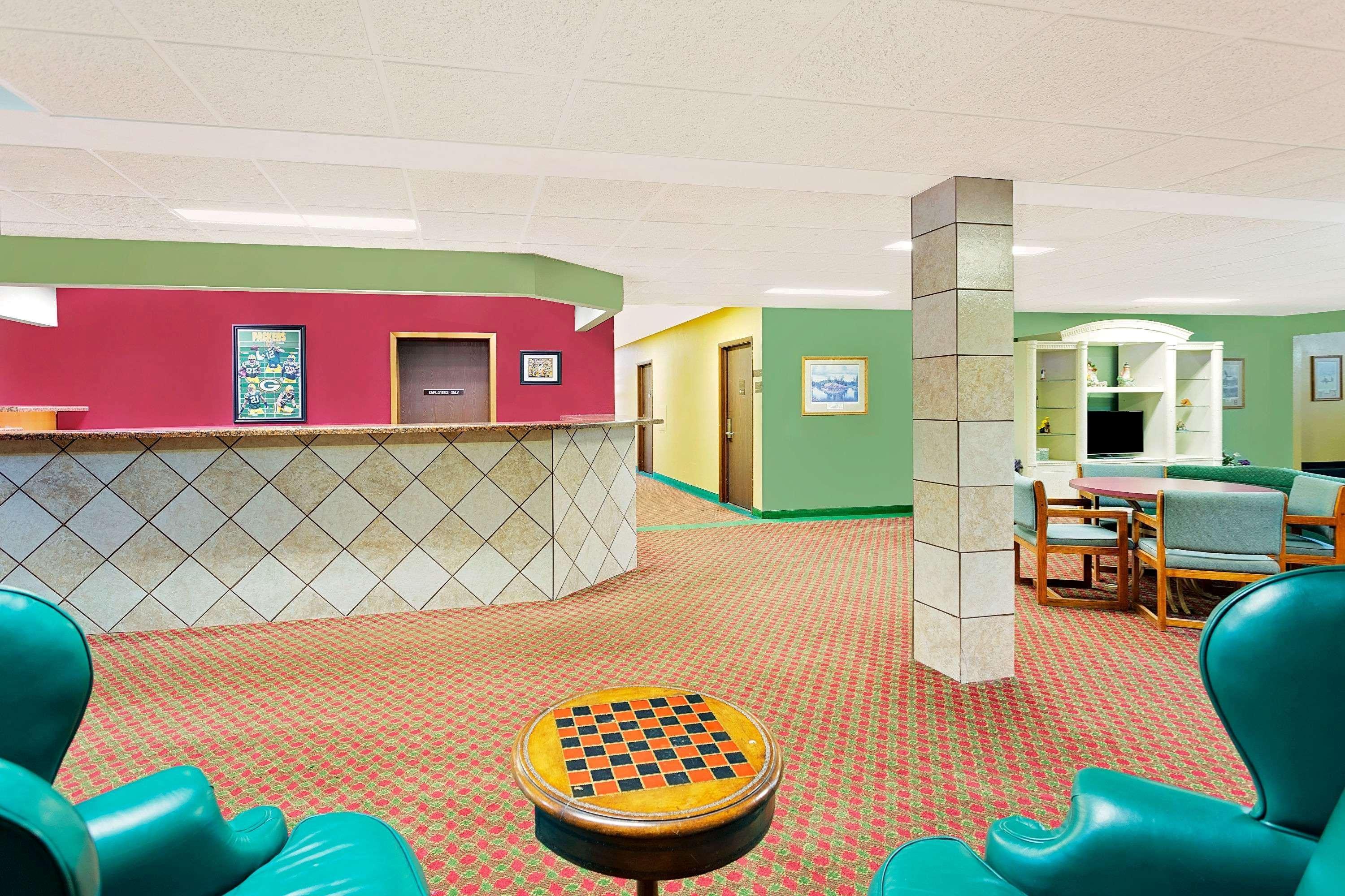 Vista Lobby Super 8 by Wyndham Sturgeon Bay