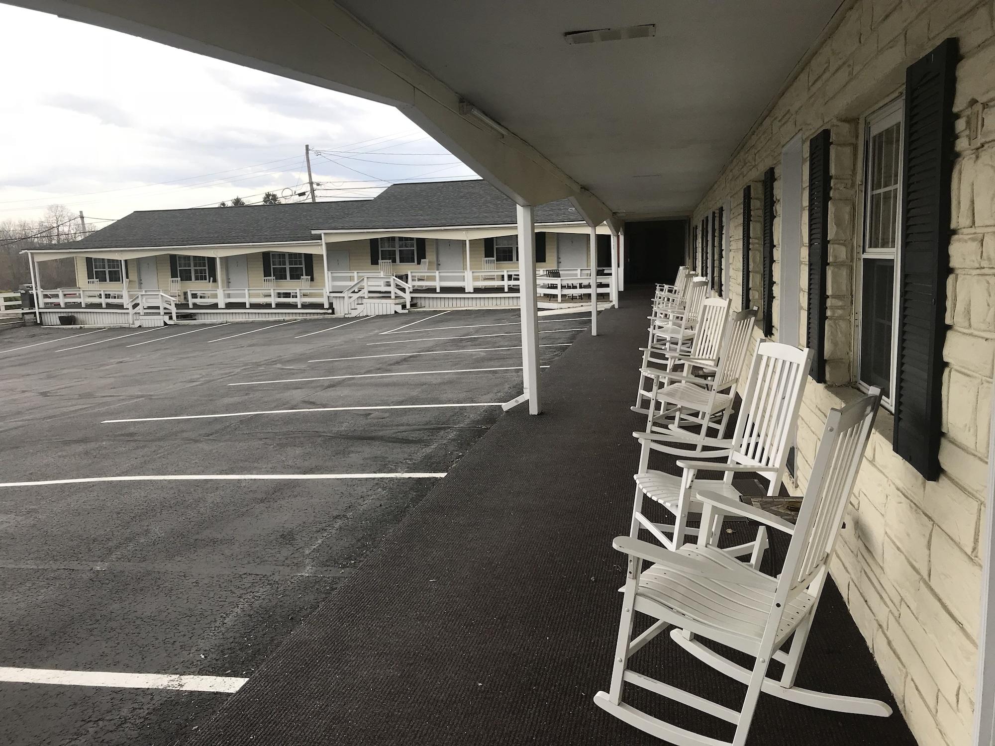 Vista Exterior Longhouse Lodge Motel
