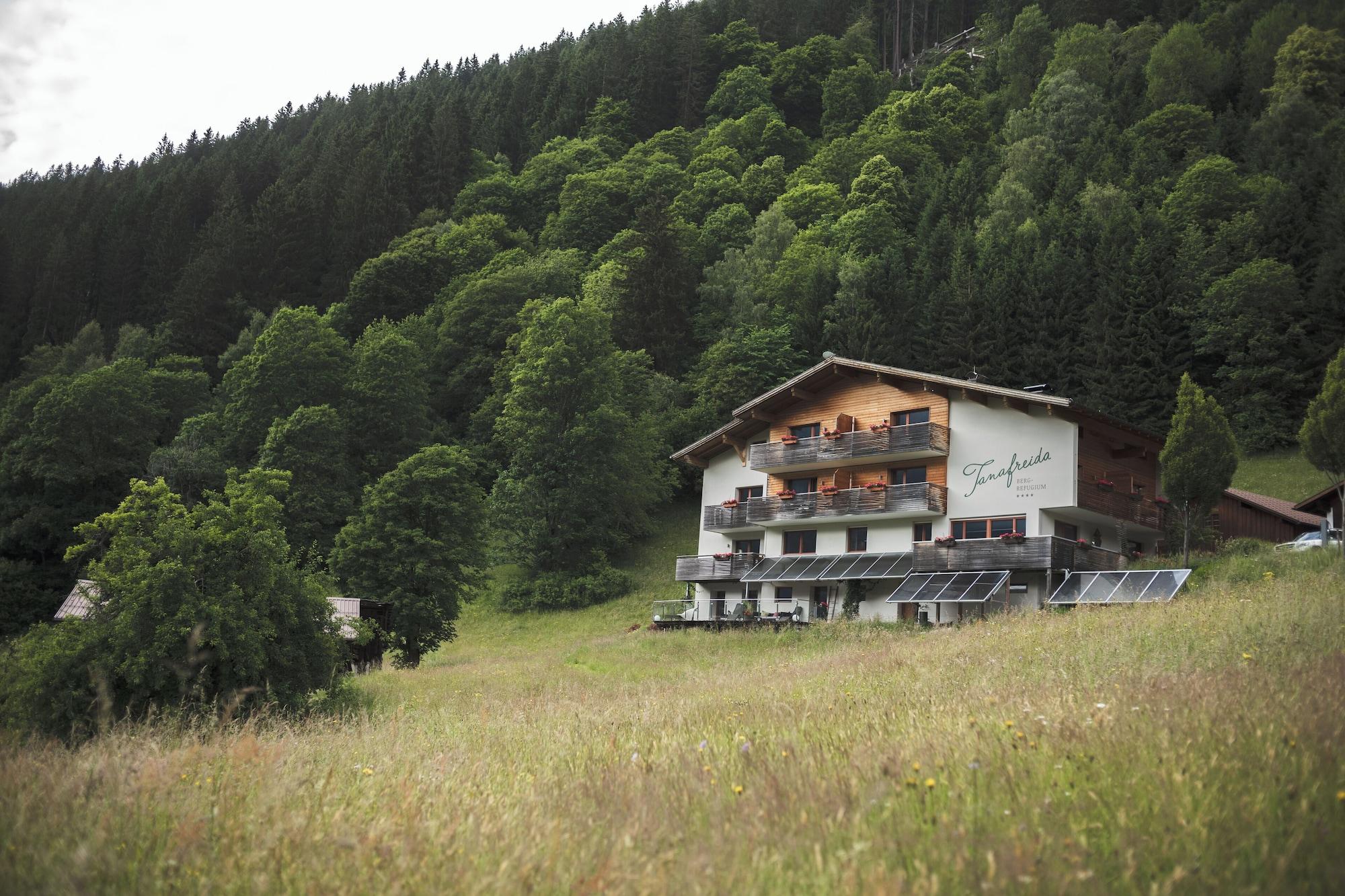 Varios Tanafreida Apartments