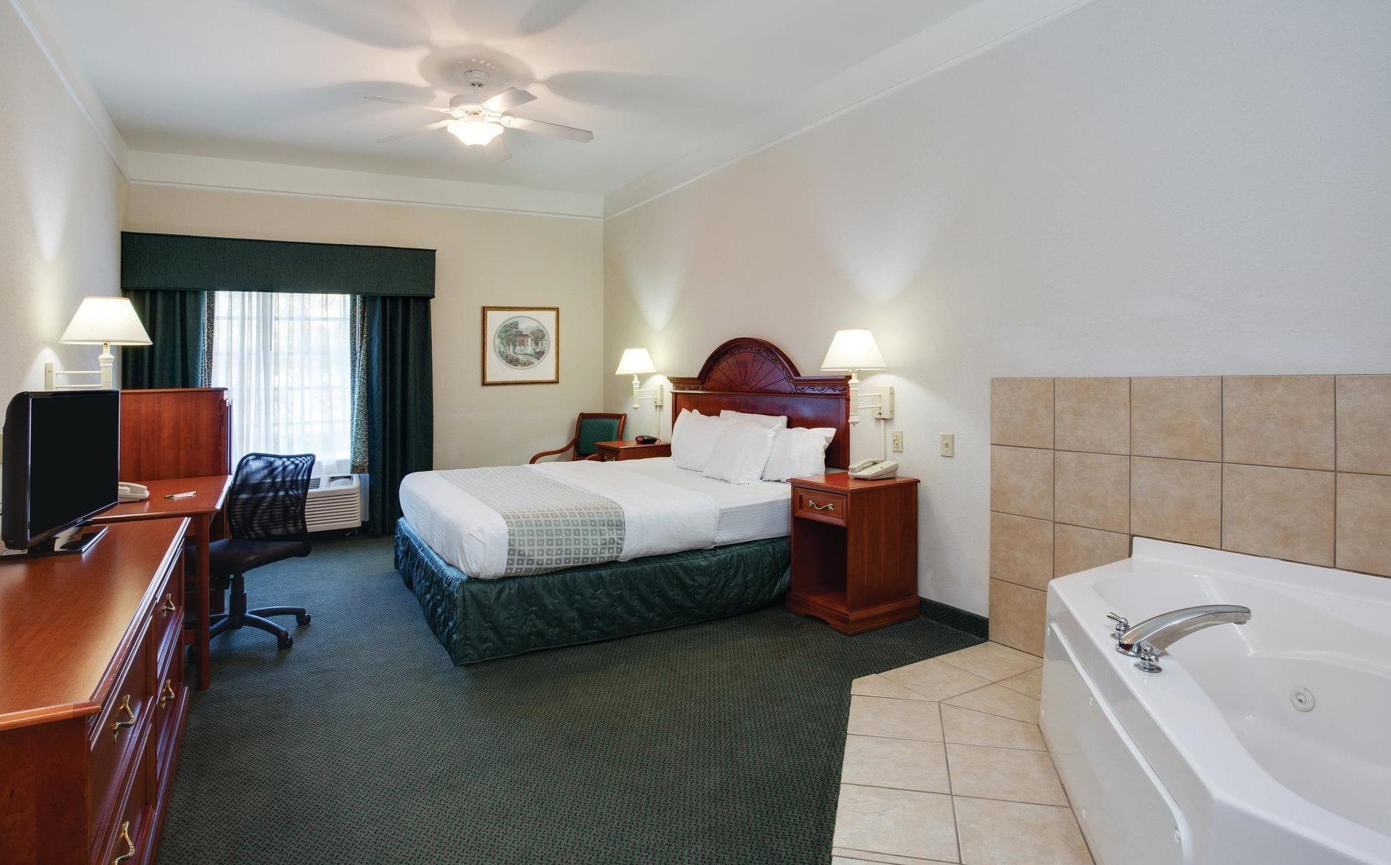 Guest room La Quinta Inn & Suites Fort Lauderdale Airport