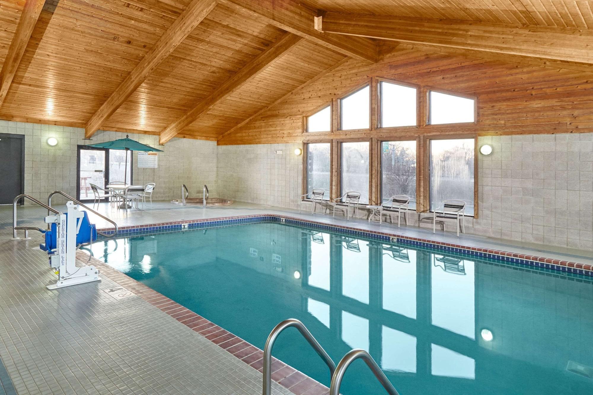 Vista Piscina AmericInn by Wyndham Burlington