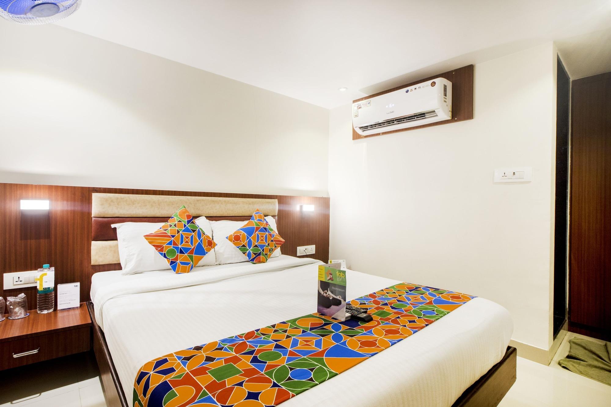 Varios FabHotel Castle Inn