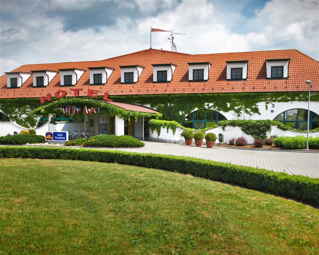 Vista Exterior Hotel Pracharna