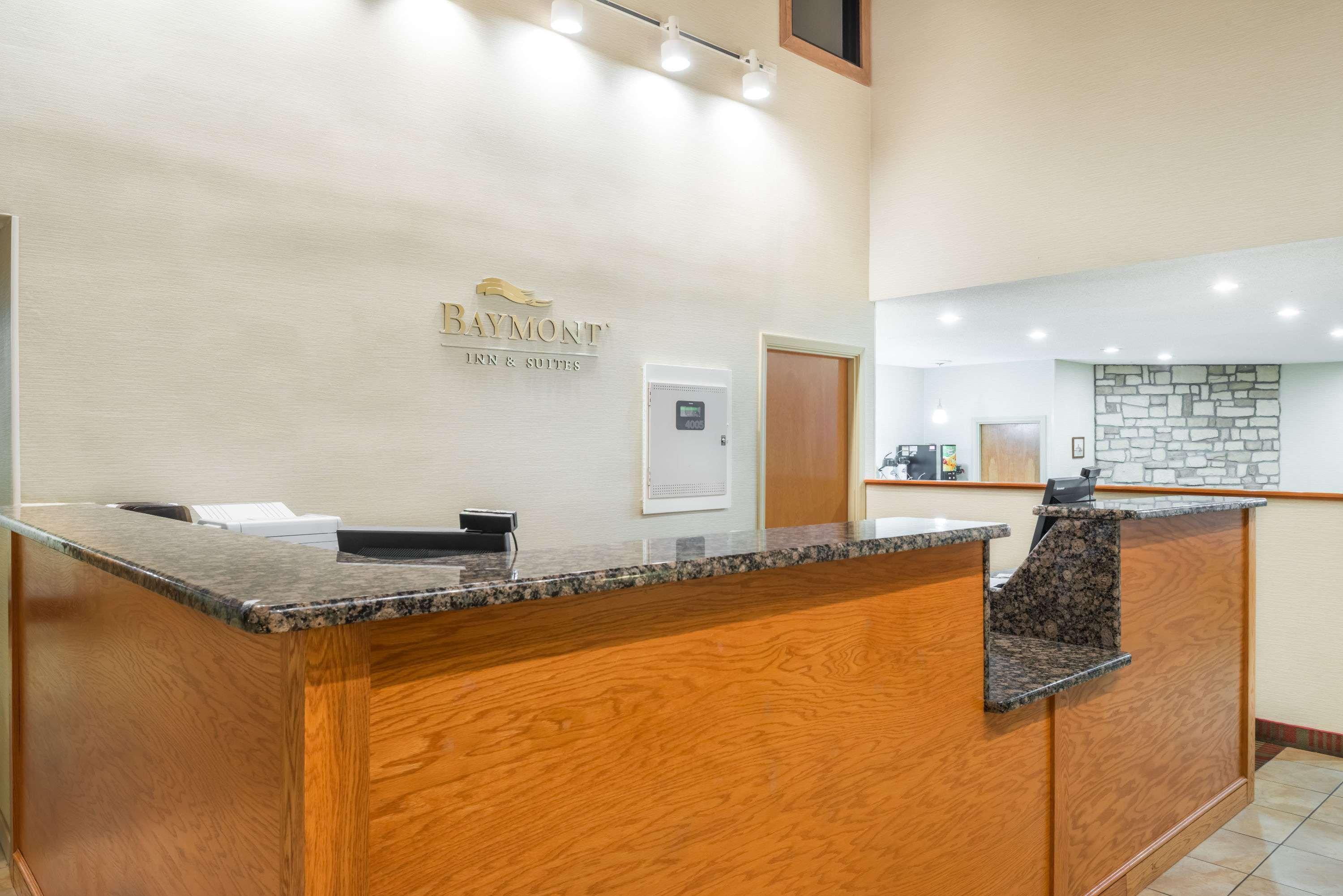 Vista Lobby Baymont by Wyndham Metropolis