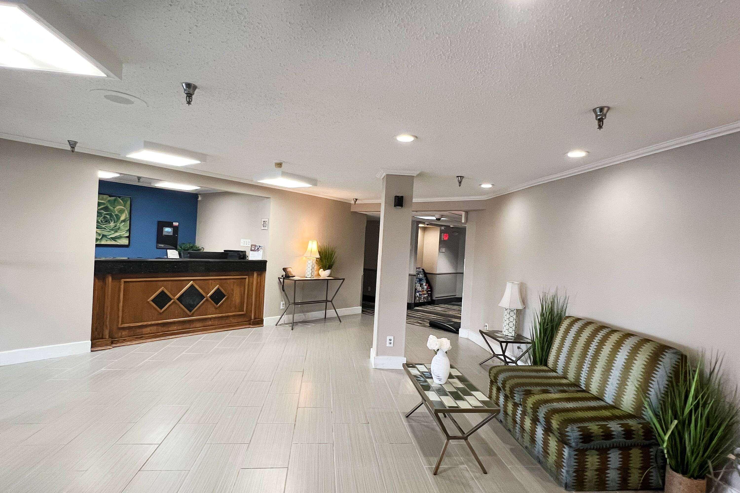 Vista Lobby Baymont by Wyndham Columbia, MO