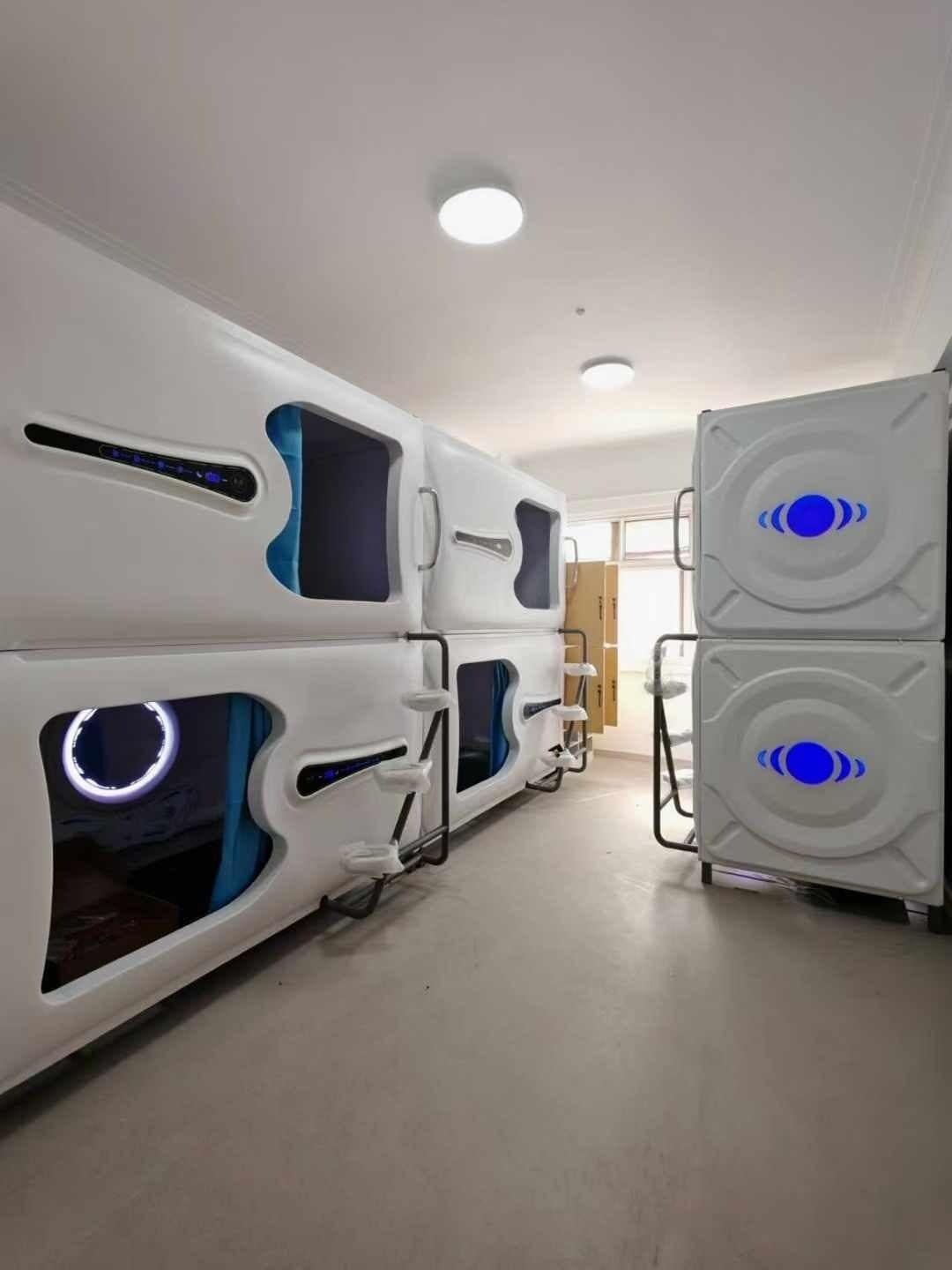 Varios Hostel Space Capsule