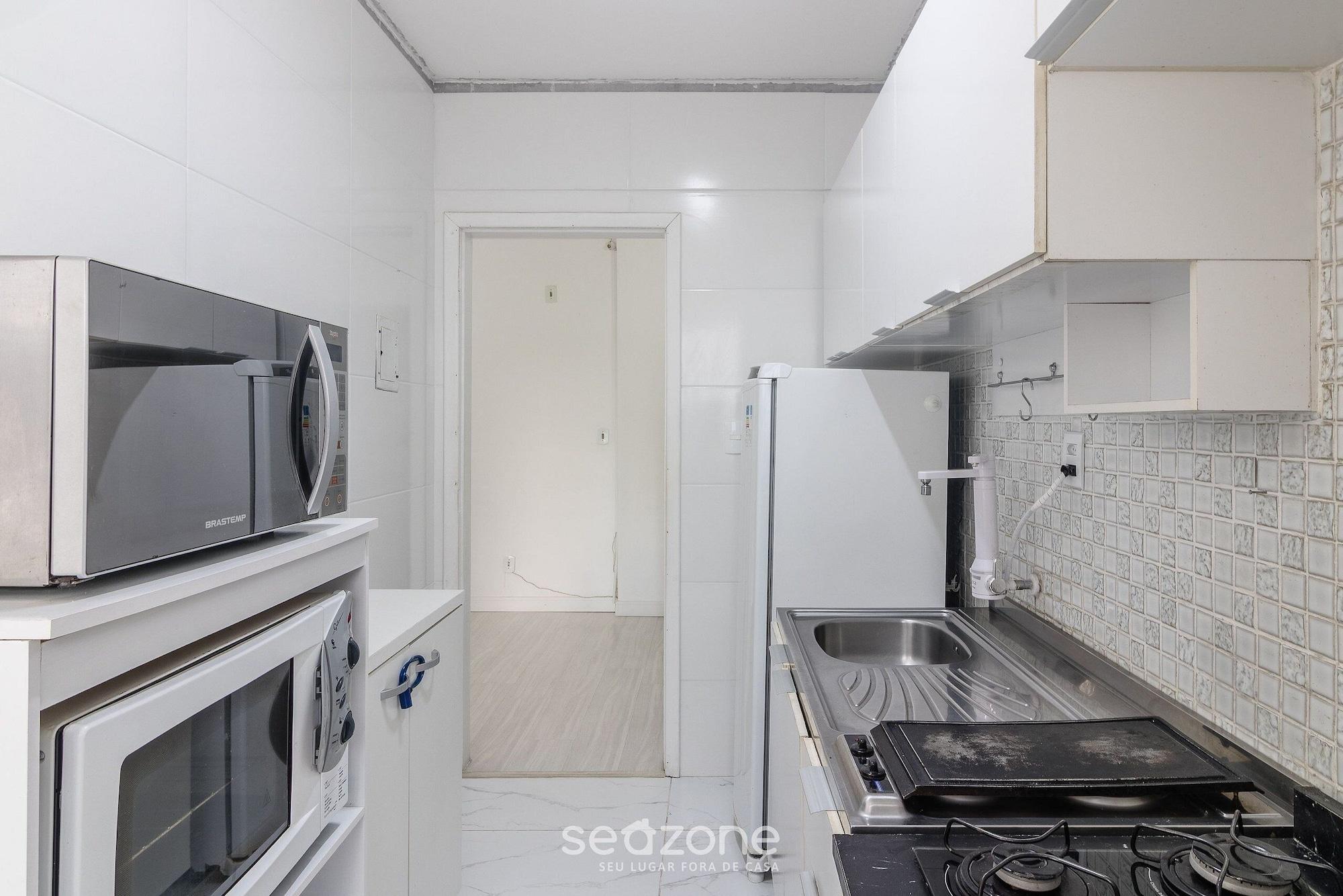Equipamiento de Habitación Full 2-bed Apt 80m From the Beach in BC