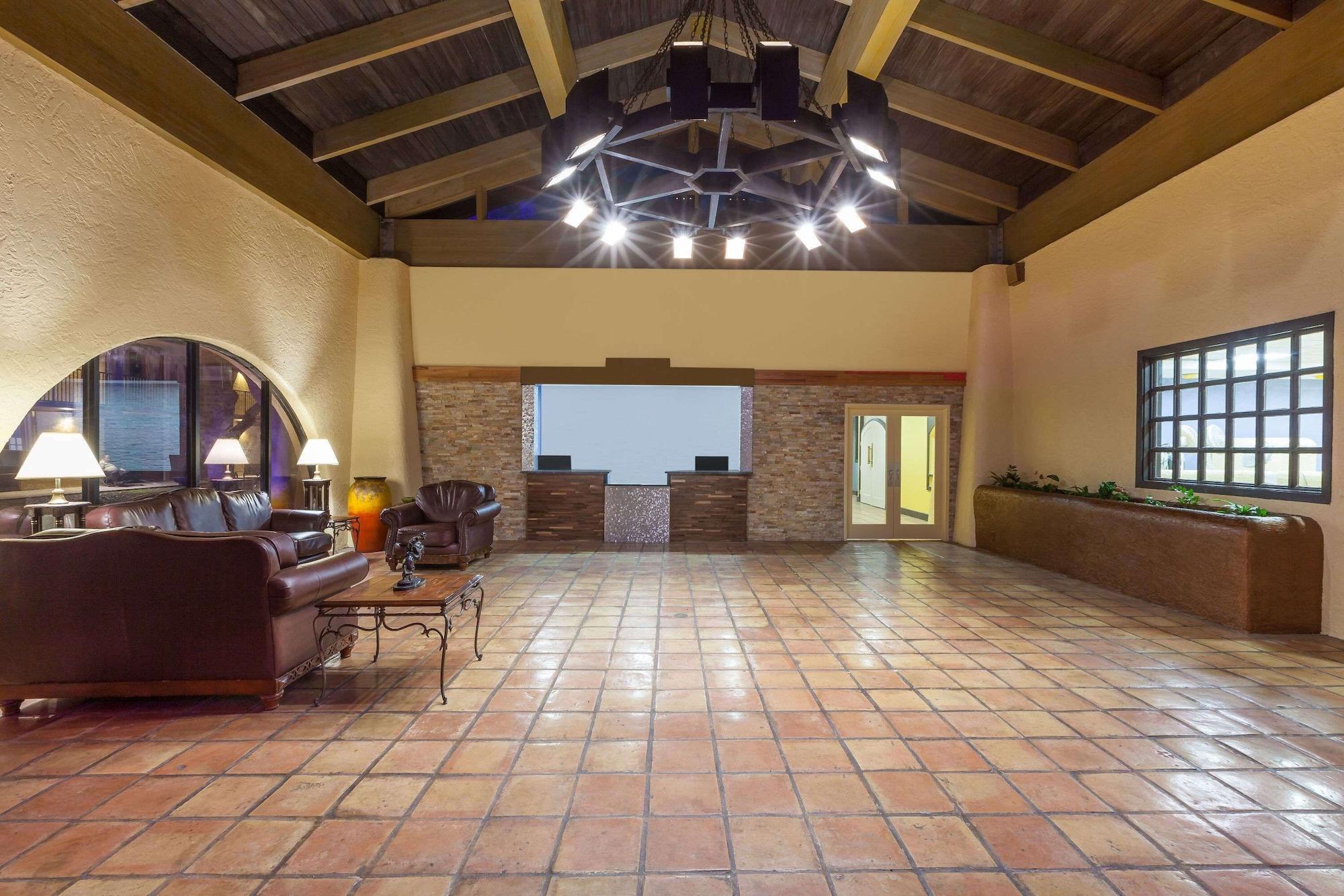 Vista Lobby Days Inn by Wyndham Uvalde