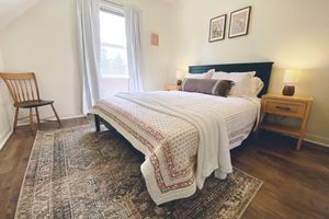 Alquiler Vacacional - Cozy restored farmhouse on the river! Hot tub, wildlife, trails!