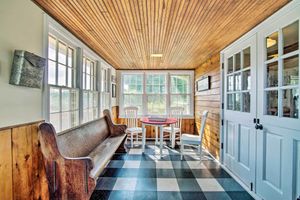 Alquiler Vacacional - Remodeled Historic Farmhouse ~ 20 Mi to KC!