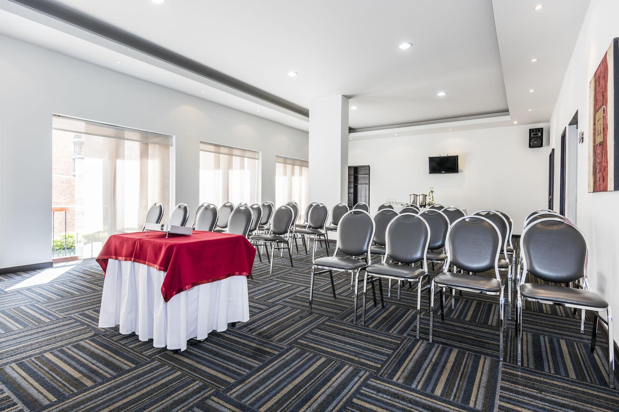 Sala de Reuniones Travelers Suites Condominio Plenitud