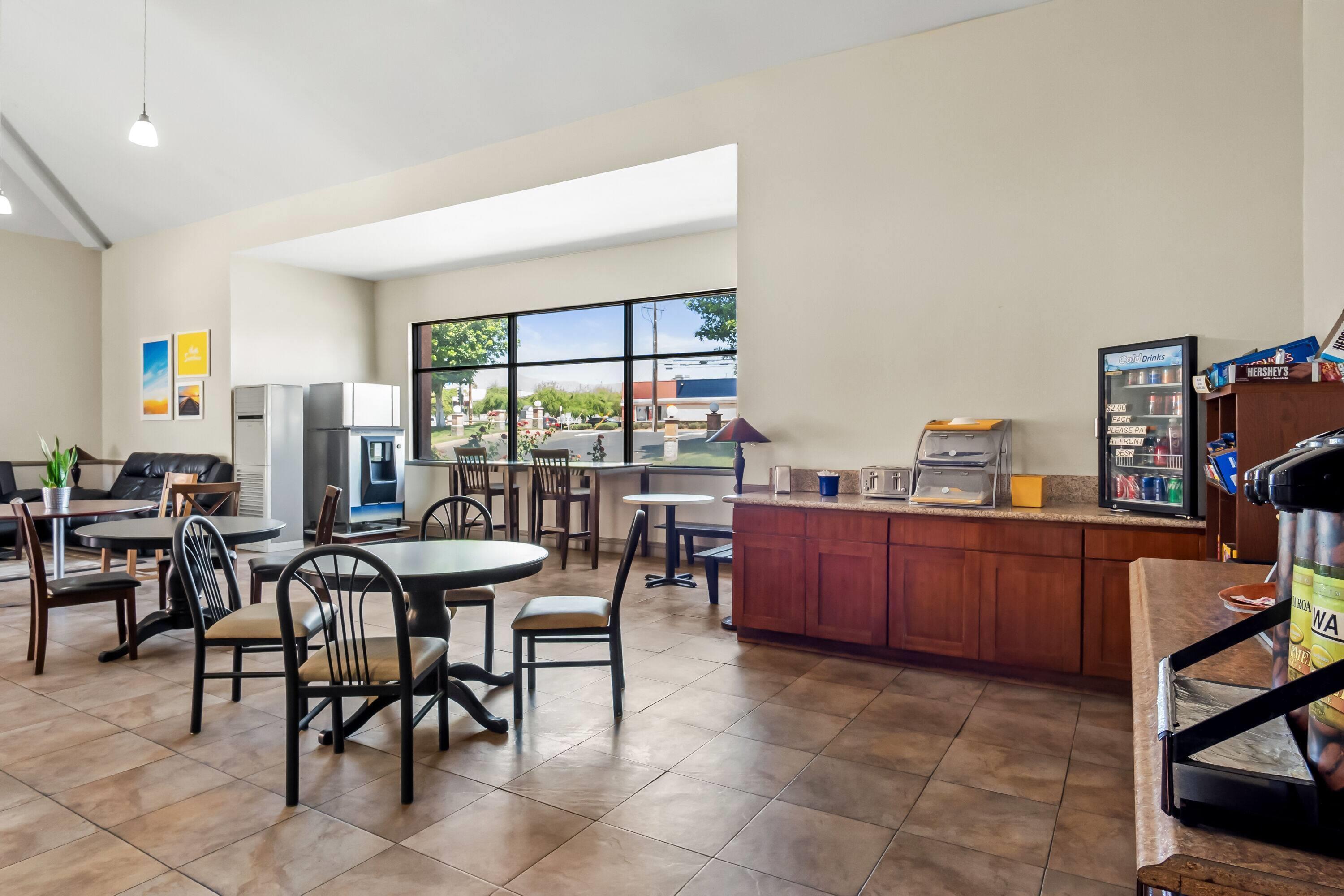 Restaurant Days Inn by Wyndham Fontana / Rialto