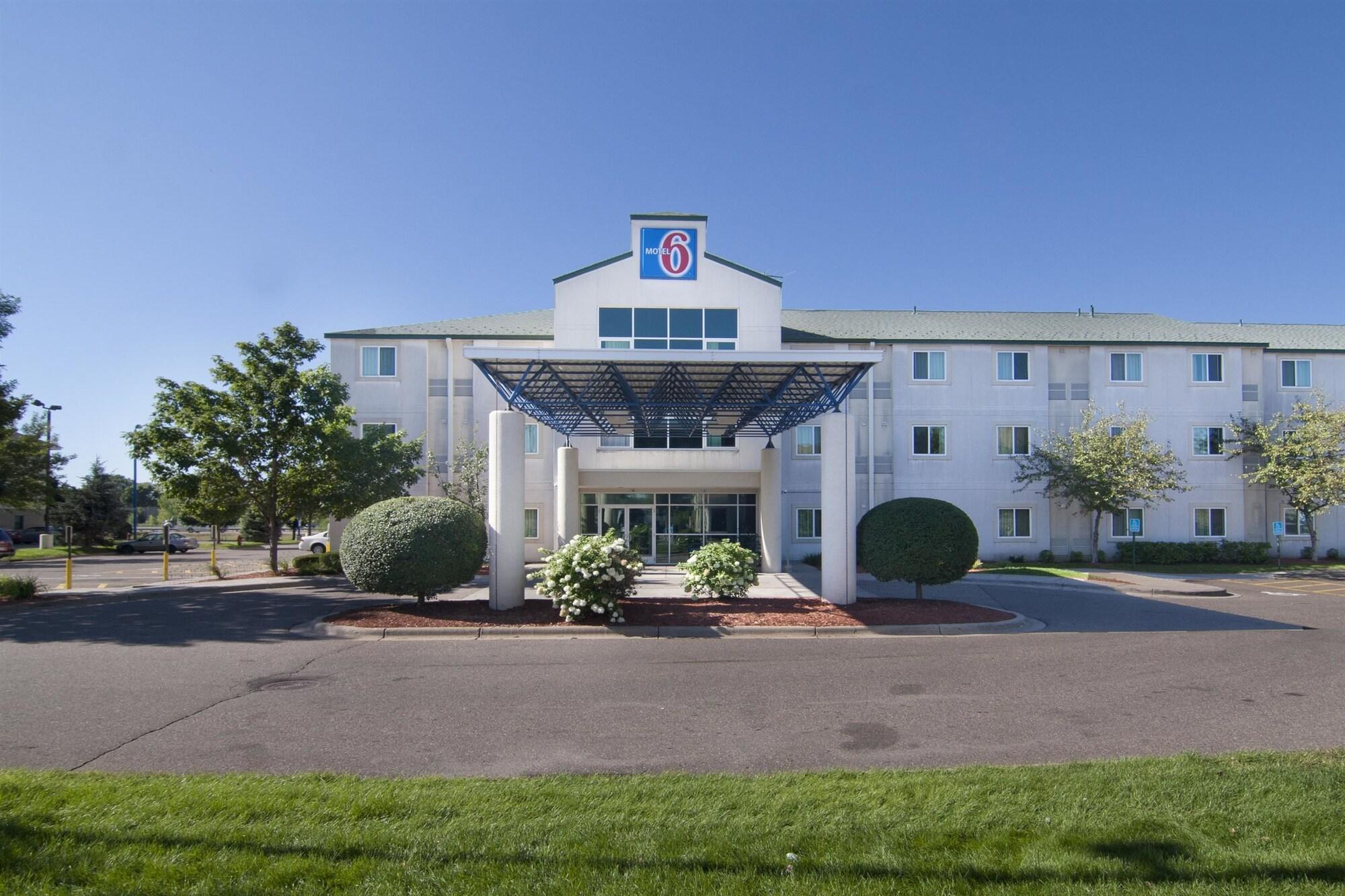 Vista Exterior Motel 6 Brooklyn Center, MN - Minneapolis