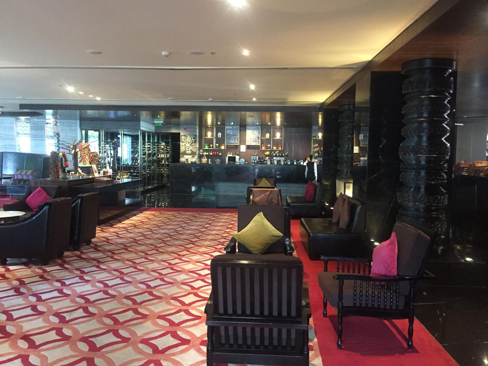 Vista Lobby Crowne Plaza Kochi by IHG