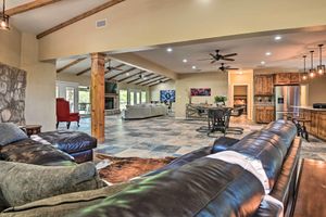 Alquiler Vacacional - Spacious Christoval Home With Riverfront Oasis!