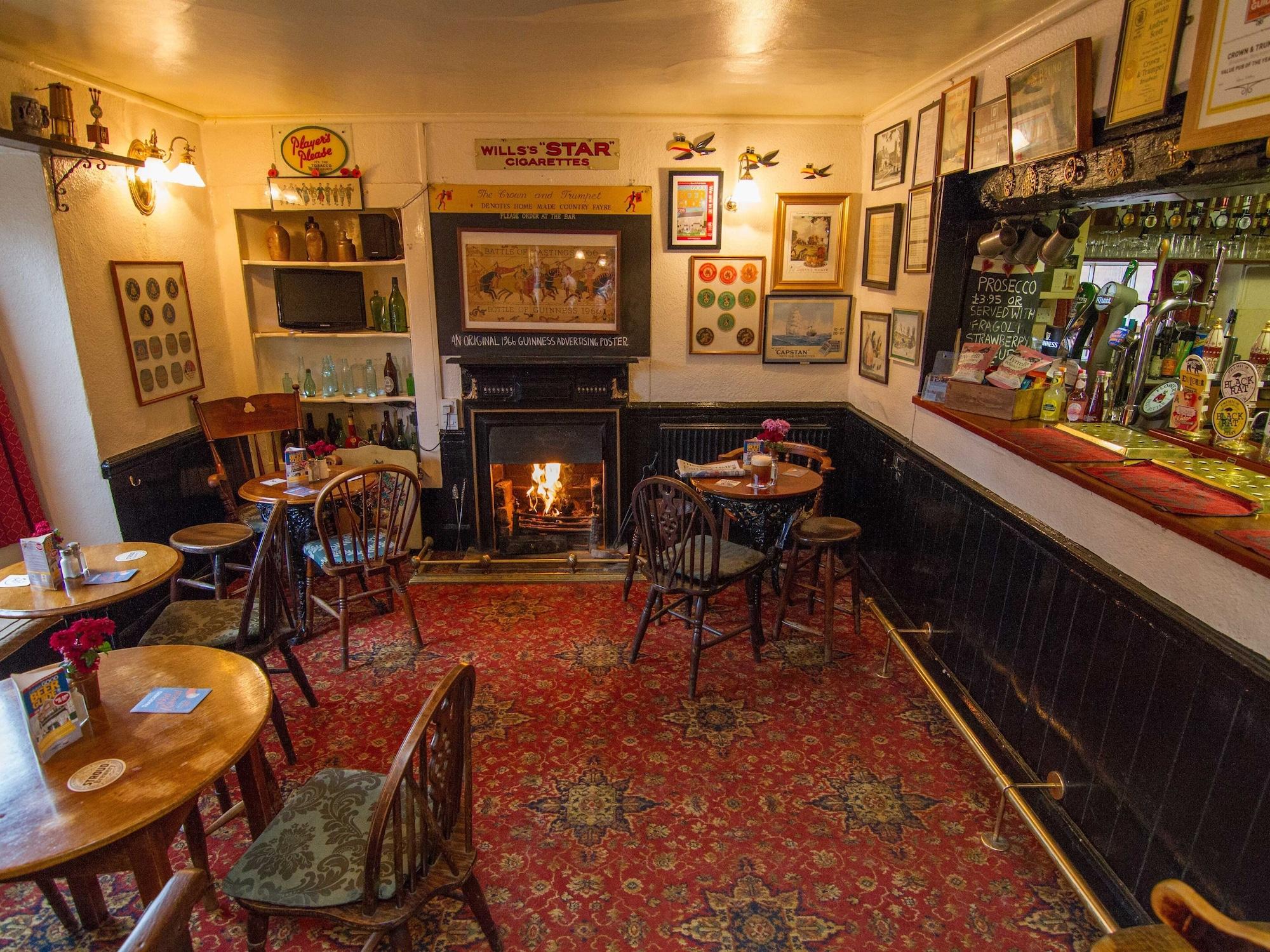 Bar/Salón Crown and Trumpet Inn