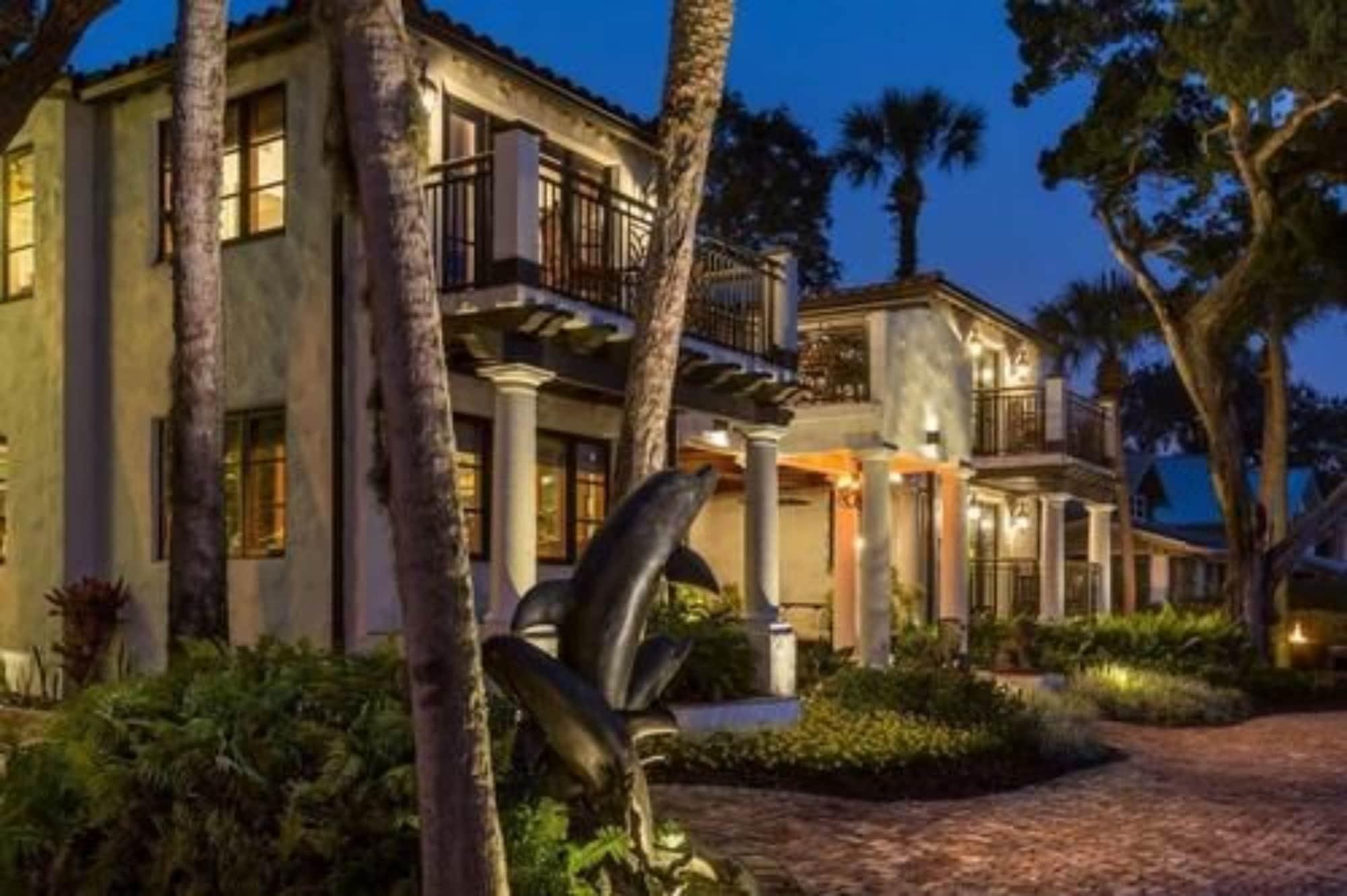 Varios Black Dolphin Inn