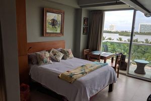 Beachfront resort in best location, walk to best clubs and restaurants