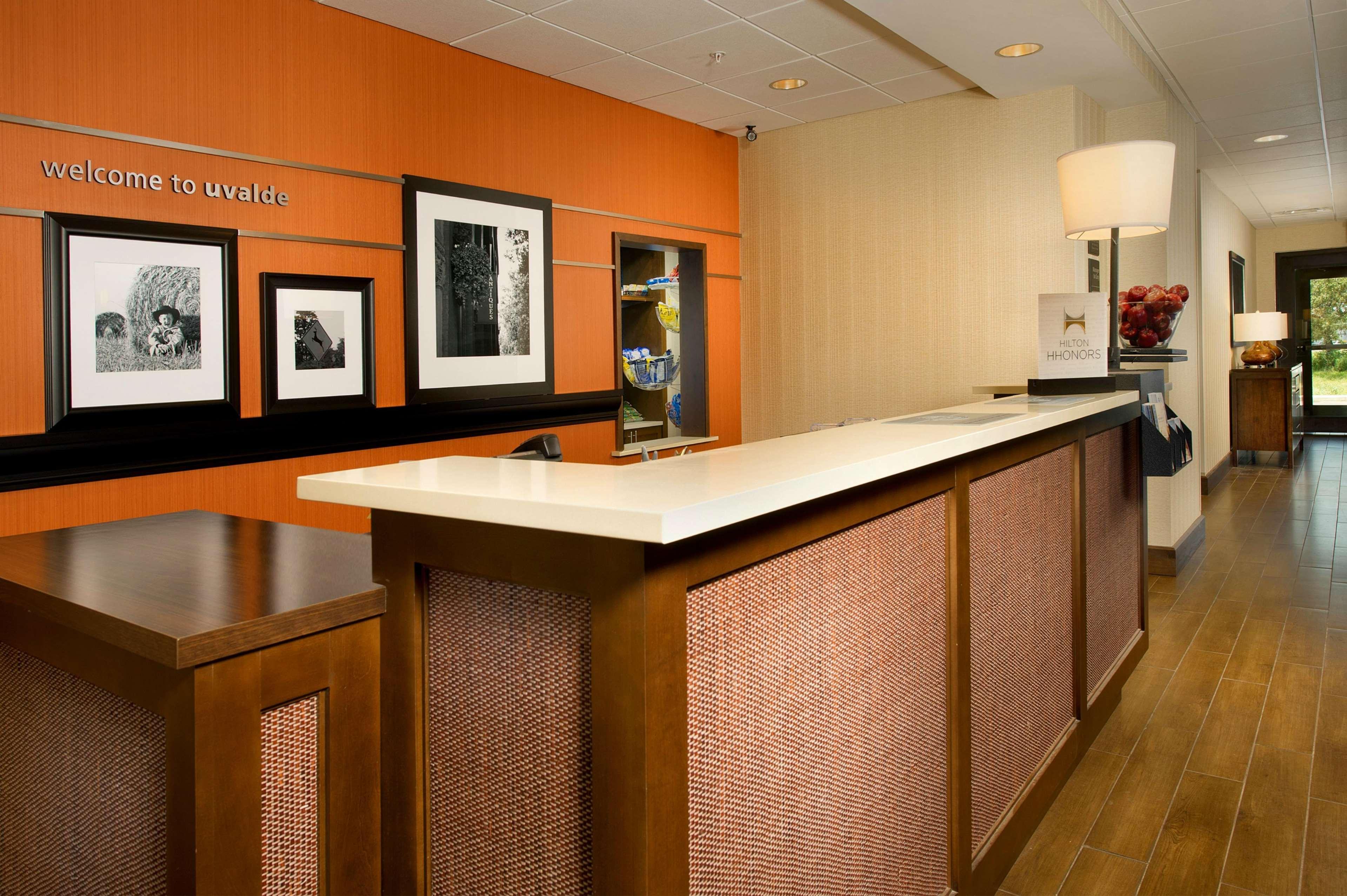 Vista Lobby Hampton Inn Uvalde