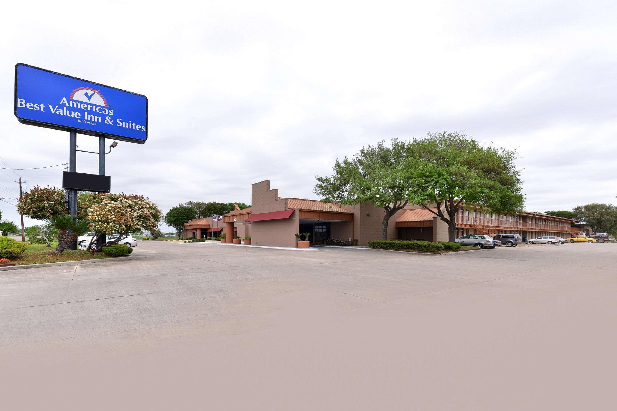 Vista Exterior Americas Best Value Inn & Suites Victoria