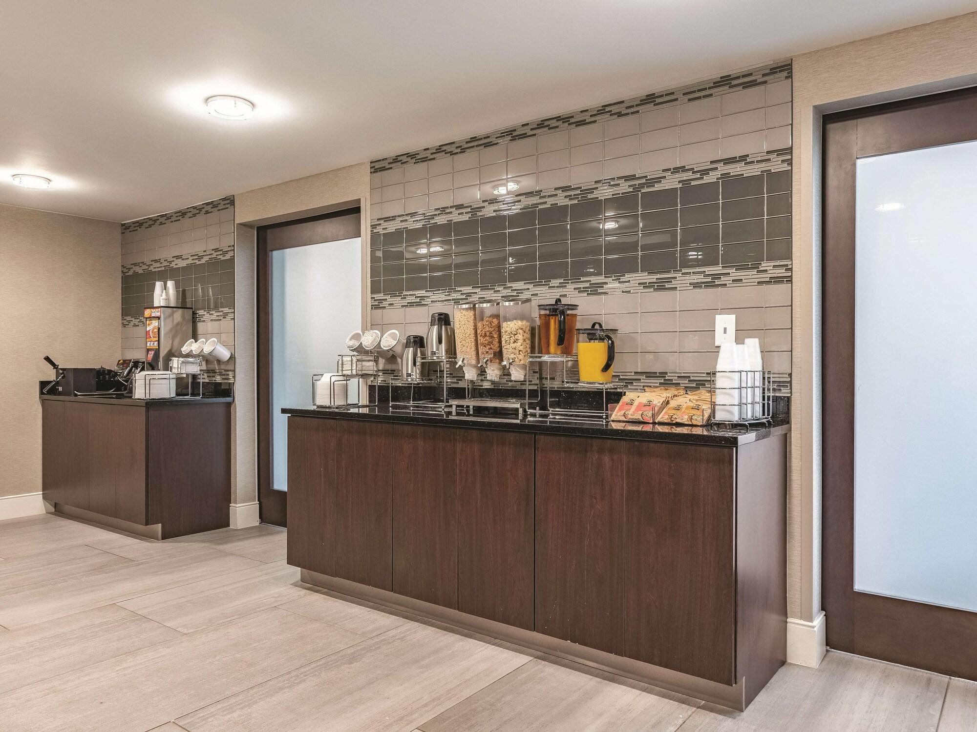Restaurant La Quinta Inn & Suites by Wyndham Portland DT/Maine Med