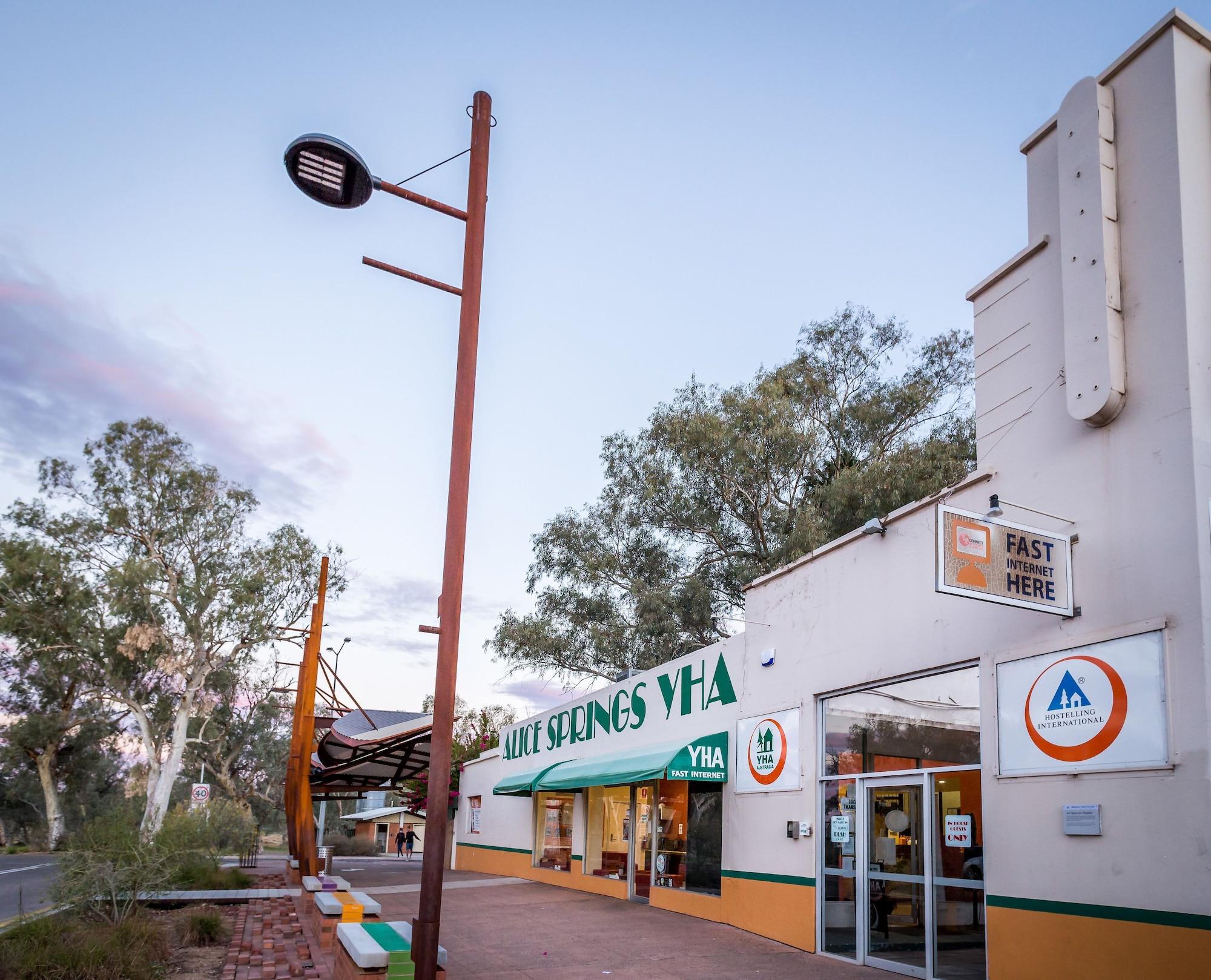 Vista Exterior YHA Alice Springs