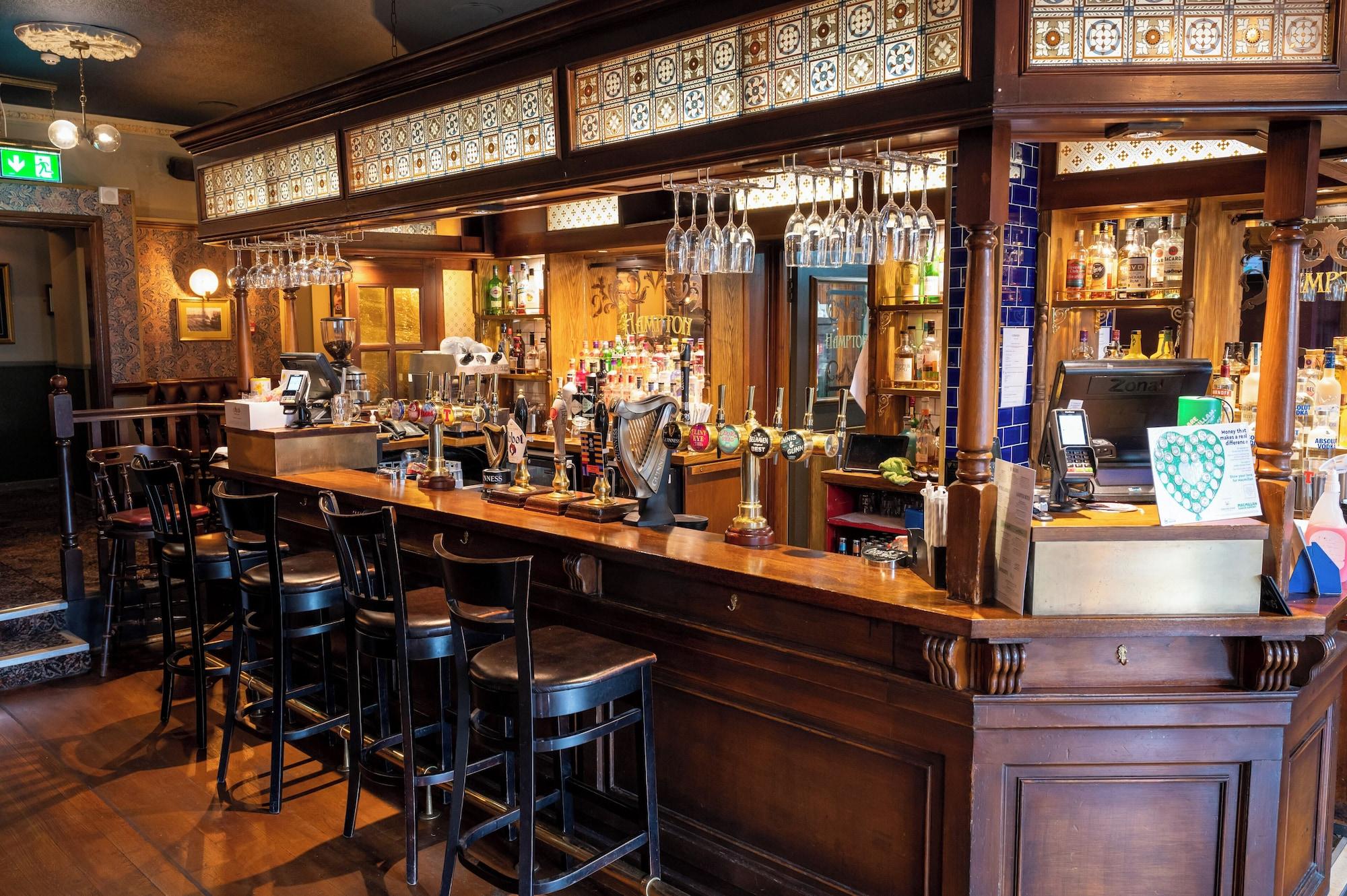 Bar/Salón The Hampton Hotel by Greene King Inns