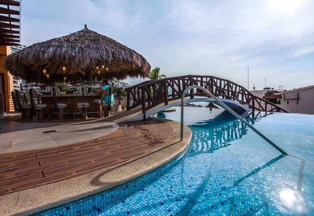 Bar/Salón Condominios 220PR