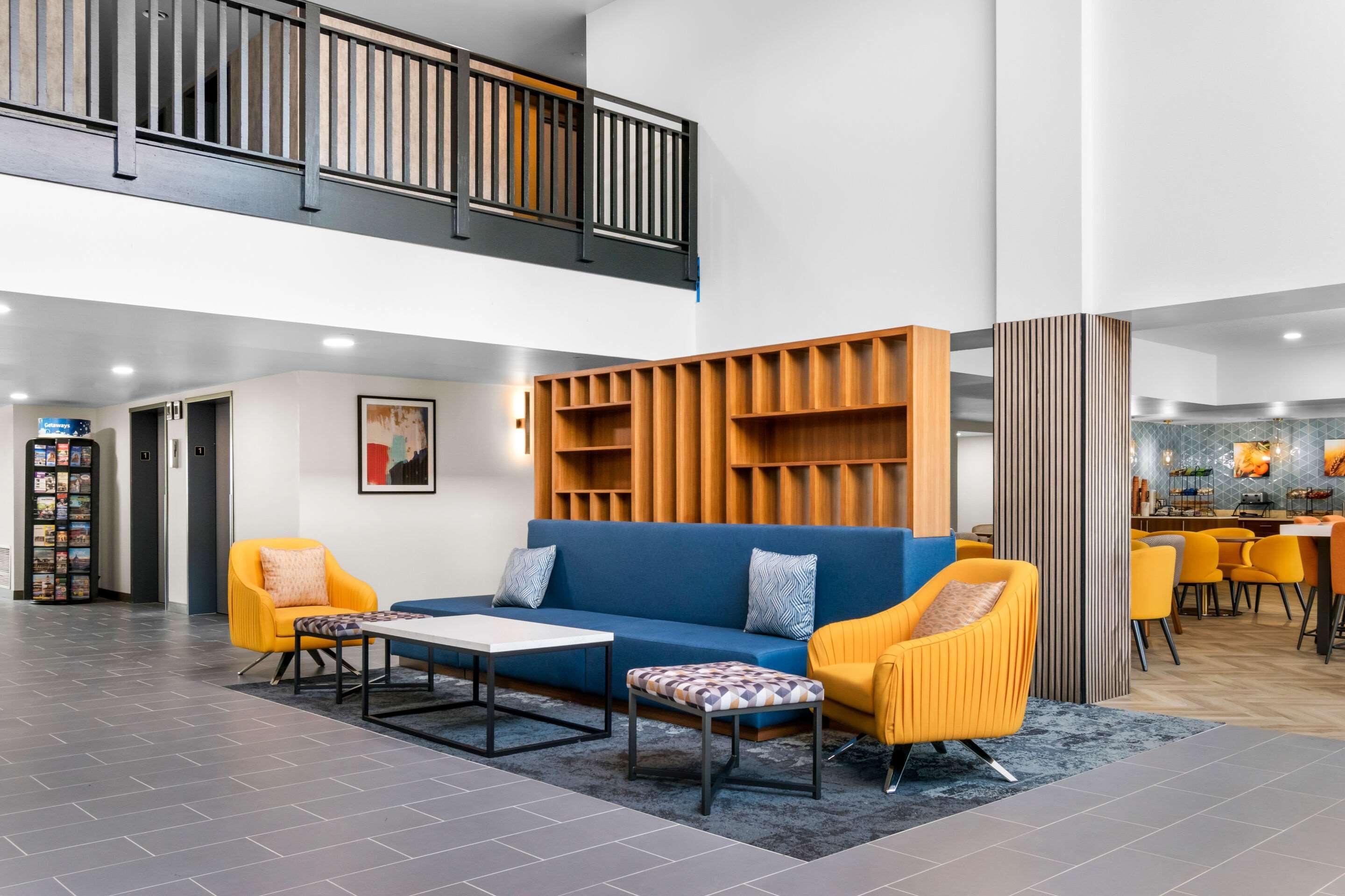 Vista Lobby Comfort Inn & Suites York North