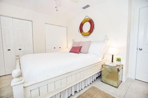 Arriendo temporal - Charming Beach Cottage with private Pool&Spa! Walk to stunning Vanderbilt Beach