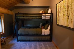 Alquiler Vacacional - Secluded big cabin within a mile of the resorts. looking for 30d+ rentals