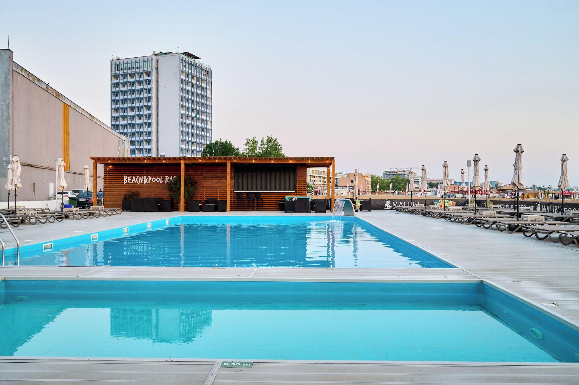 Vista Piscina Hotel Malibu Mamaia