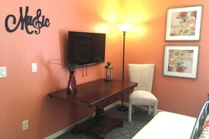 Alquiler Vacacional - WOW.. ELEGANT Courtyard Villa, GOLF CART, Walk to Sumter Square & pool, sleep 6+