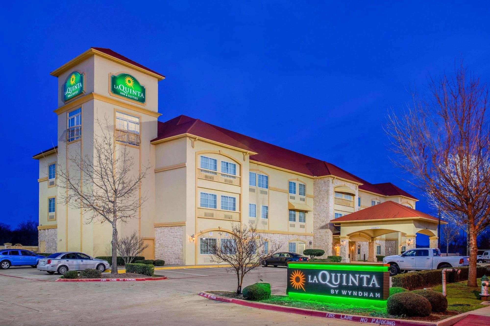 Vista Exterior La Quinta Inn & Suites by Wyndham Ennis