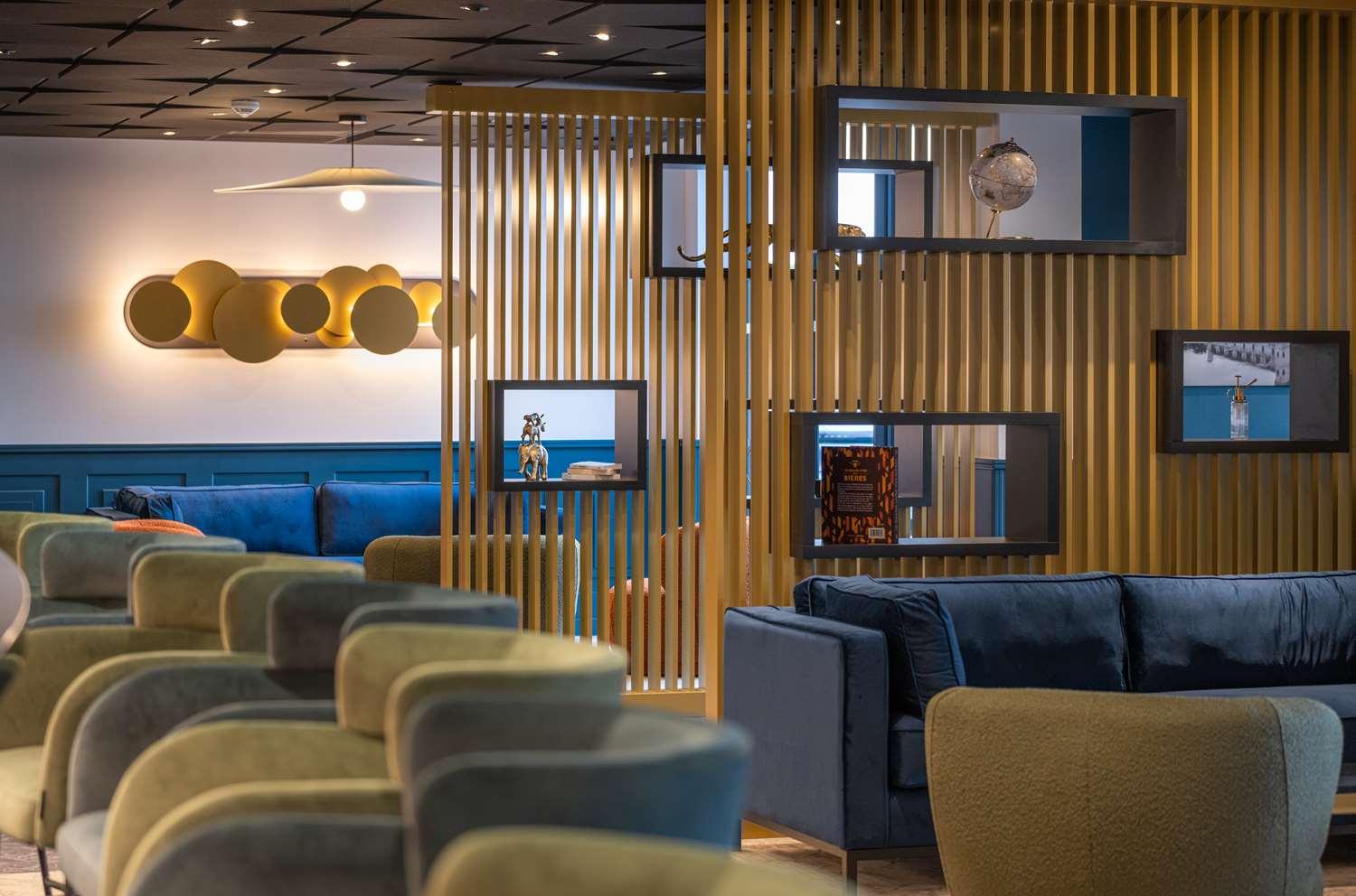 Vista Lobby Kyriad Tour Sud - Ballan Mire