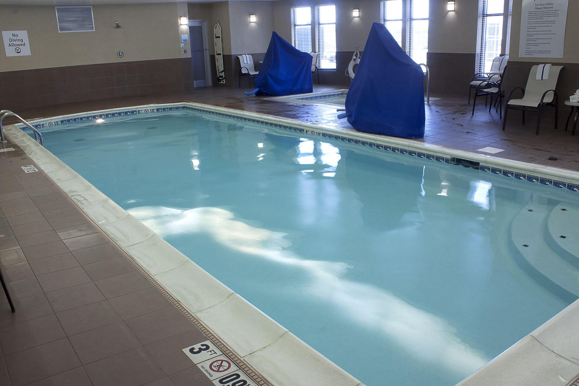 Vista da piscina Holiday Inn Express & Suites Youngstown West - Austintown